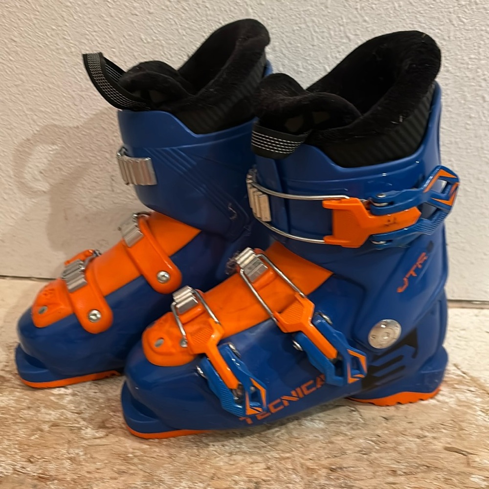 TECNICA kids ski boot size 20.5 or 225mm